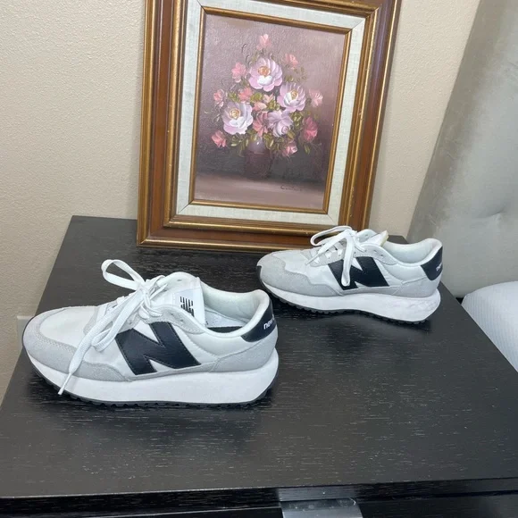 New Balance Classic 237 White and Black Trainers 6 in women’s - Picture 5 of 8